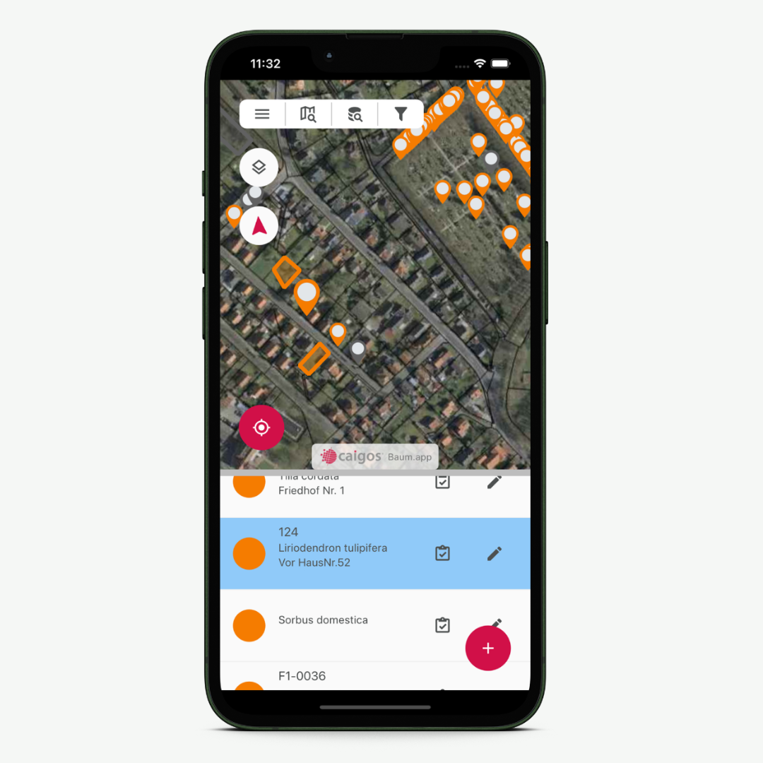 Iphone mit Anwendung der Baum-app gezeigt wird. Man sieht eine Übersicht zu kontrollierender Bäume im Umkreis um den aktuellen Standort