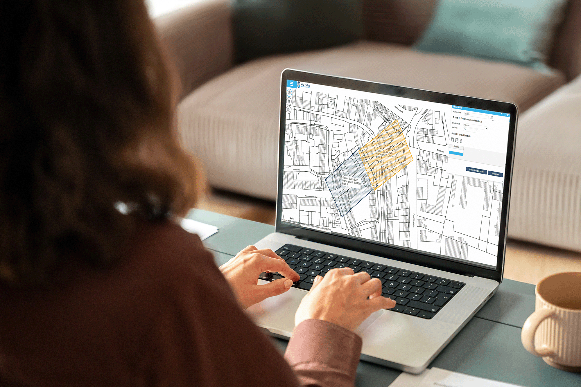 Frau am Laptop holt eine Planauskunft ein