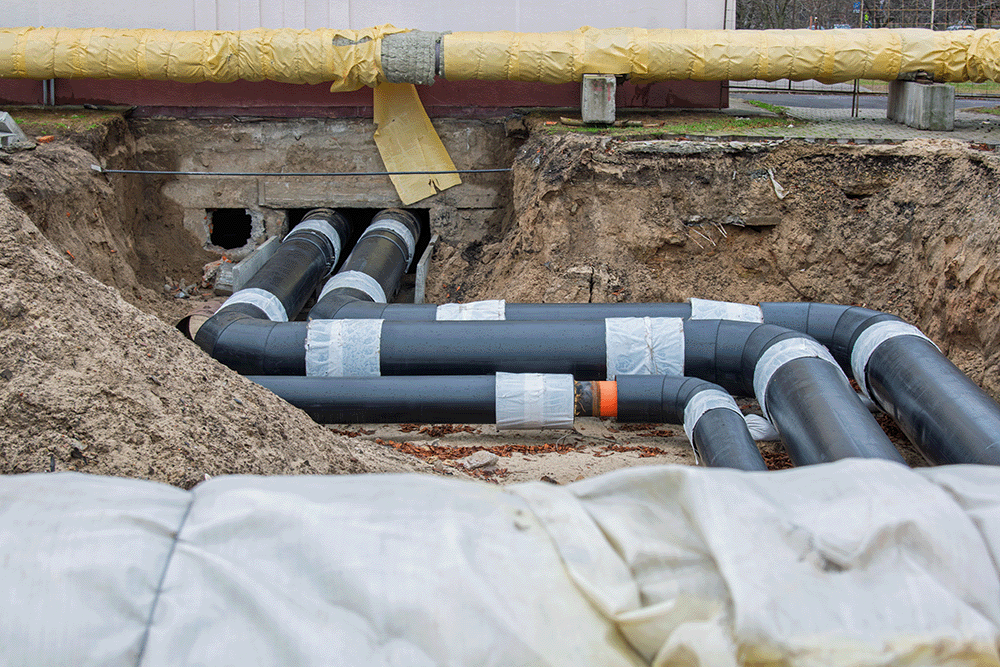 Gedämmte Rohrleitungen in einem offenen Graben