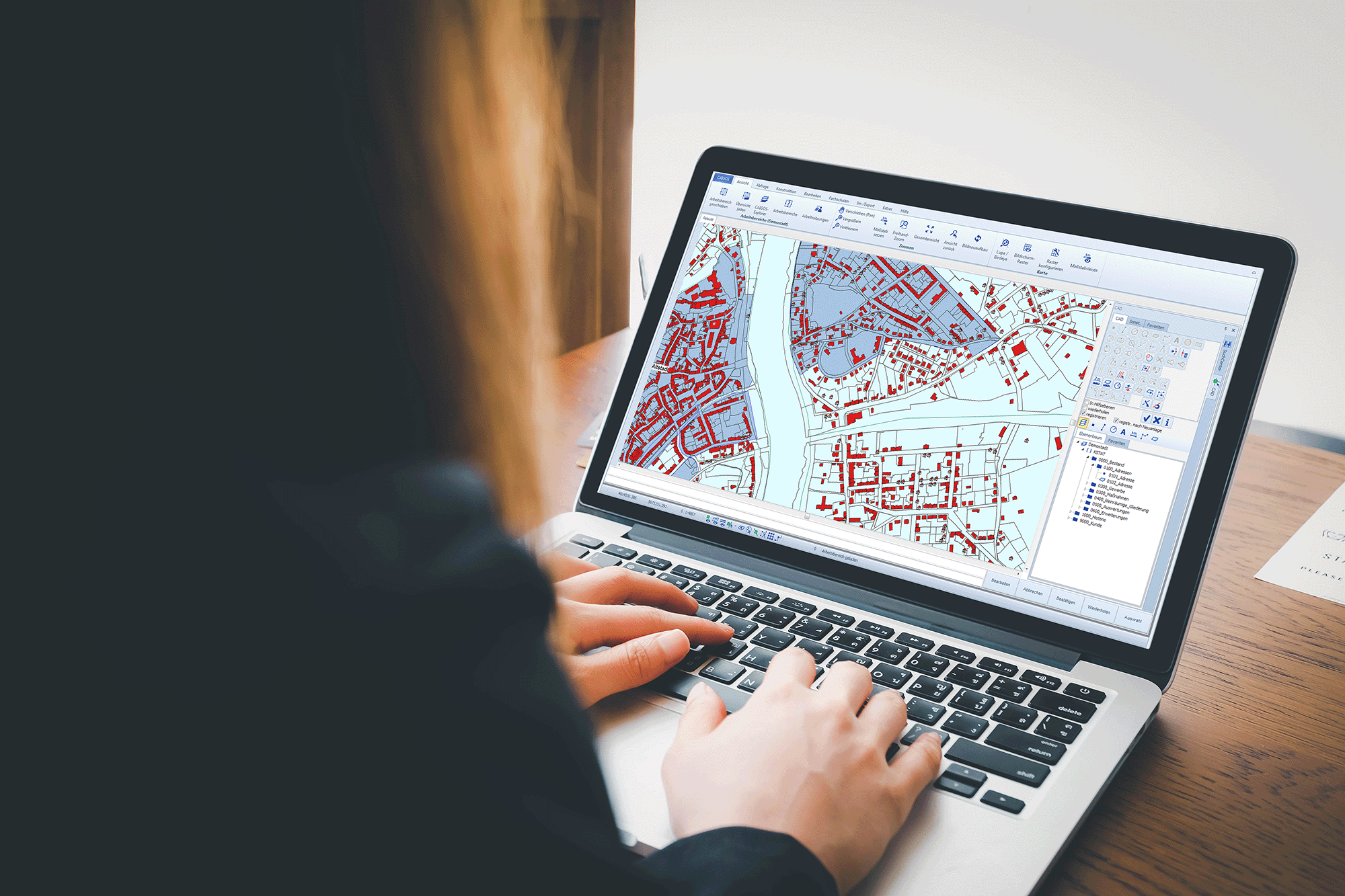 Frau am Laptop holt Infos ein zum Thema Kommunale Statistik