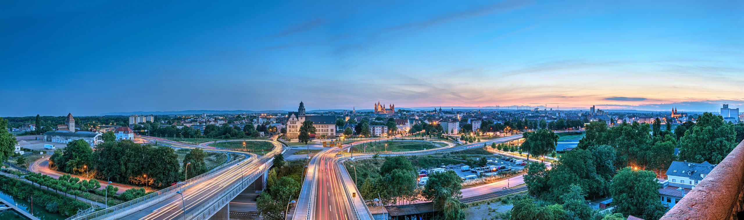 Städtisches Straßennetz mit mehrspurigen Verkehrswegen und Knotenpunkten