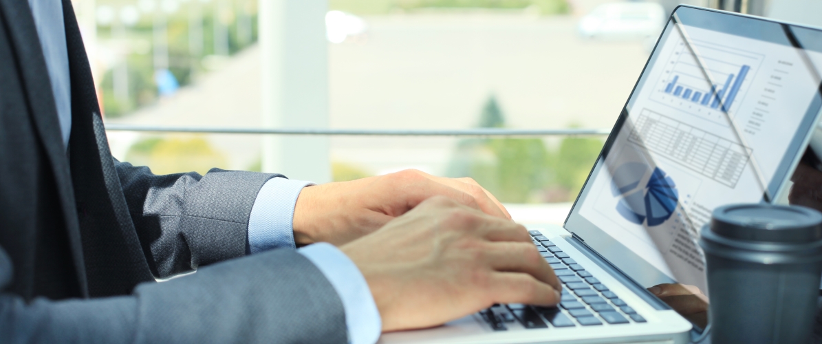 Hände auf Laptopotastatur