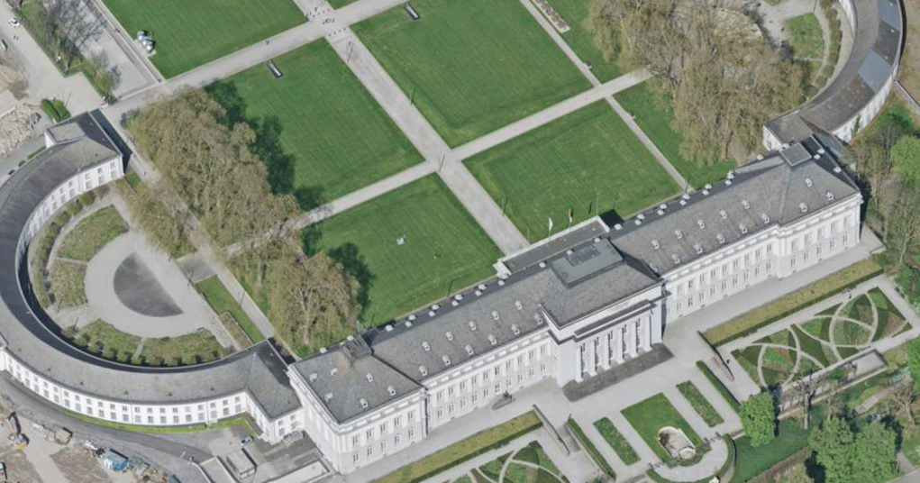 Blick auf eine Parkanlage von schräg oben