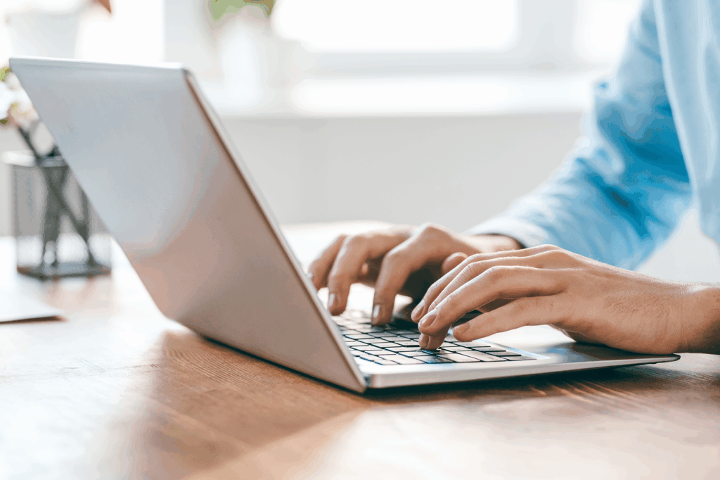 Hände auf Laptoptastatur