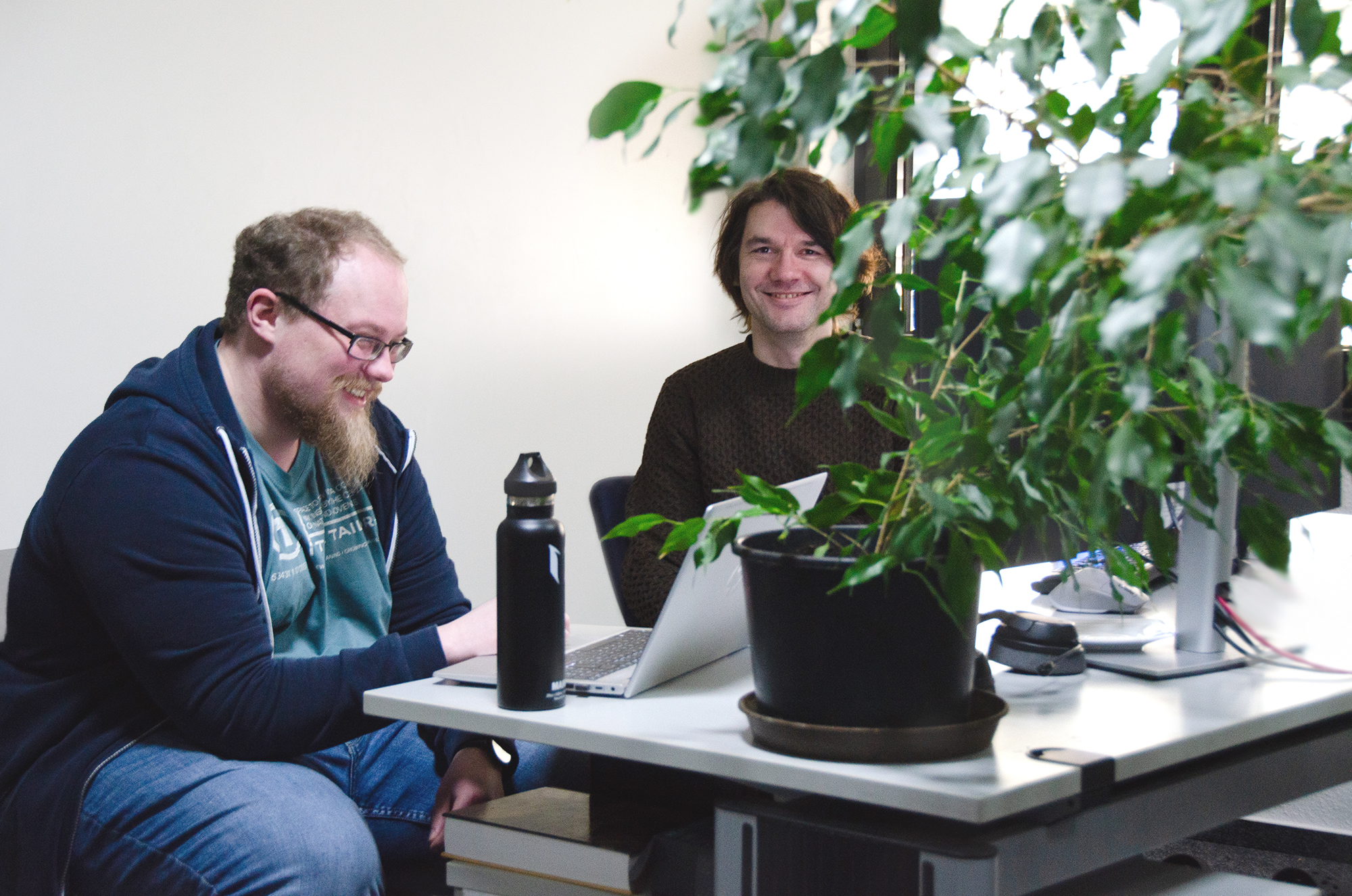 Team CAIGOS im Office im Gespräch